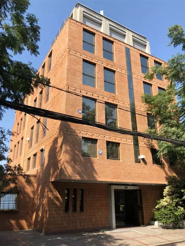 Venden edificio de oficinas en Providencia