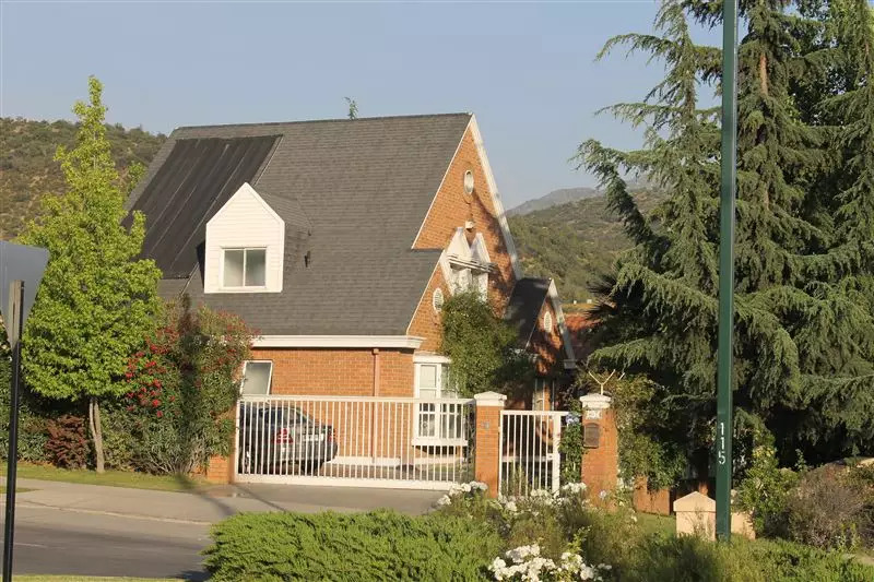 Ventas de casas nuevas caen y precios siguen subiendo